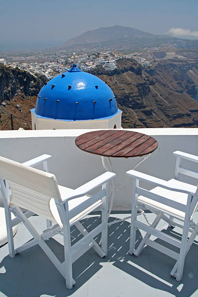 chiesa blu - greek islands table window sun foto e immagini stock