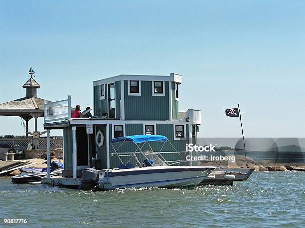 Barcocasa Na Água - Fotografias de stock e mais imagens de Ao Ar Livre - Ao Ar Livre, Bandeira, Barco-casa