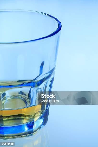 Синее Стекло — стоковые фотографии и другие картинки Алкоголь - напиток - Алкоголь - напиток, Бар - питейное заведение, Бизнес