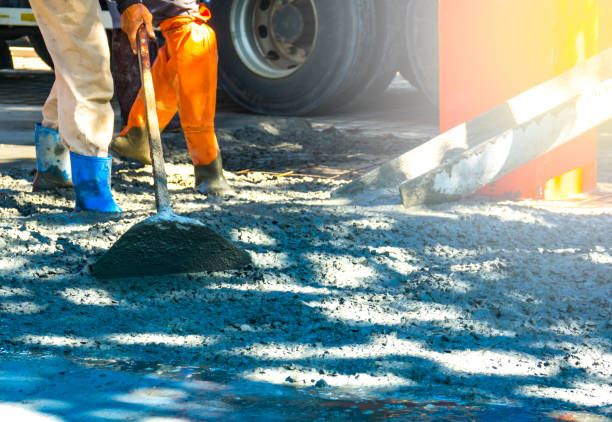 istock Worker flooring cement or concrete of building construction 908185332