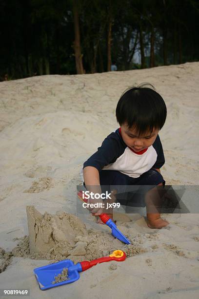 Молодой Мальчик Играет В Песок — стоковые фотографии и другие картинки 2-3 года - 2-3 года, В полный рост, Вертикальный