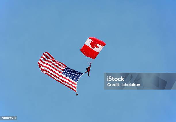 Photo libre de droit de Canadian Parachutist Avec Drapeau Américain banque d'images et plus d'images libres de droit de Canada - Canada, Parachutisme en chute libre, Amitié