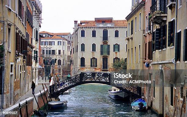 Típica Canal De Veneza - Fotografias de stock e mais imagens de Arquitetura - Arquitetura, Cais - Estrutura Feita pelo Homem, Canal - Água Corrente