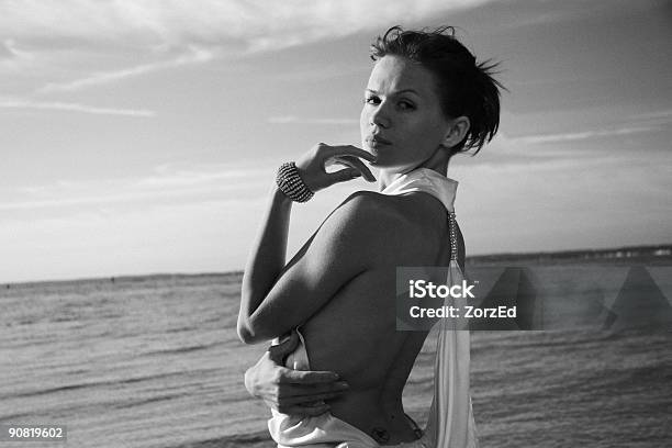 Photo libre de droit de Jeune Femme En Robe De Soirée De La Mer banque d'images et plus d'images libres de droit de Femmes - Femmes, Glamour, Robe du soir