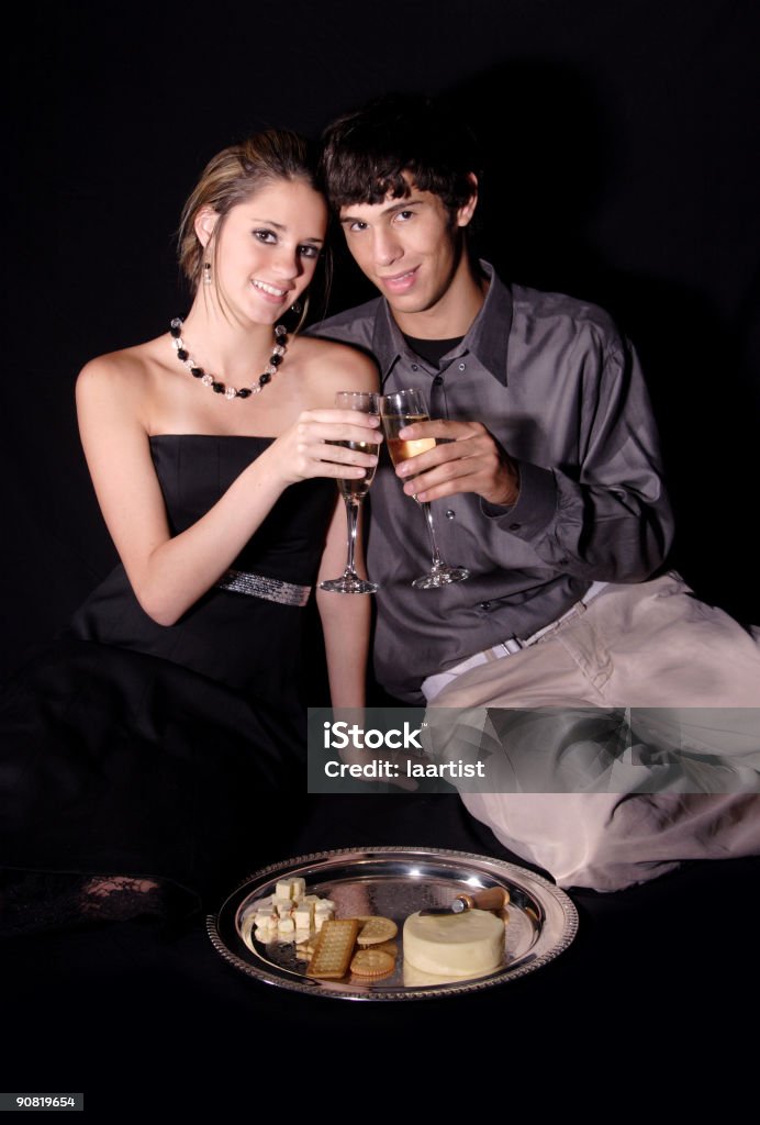 Caucasiano Jovem casal celebrando o envolvimento com champanhe - Foto de stock de Adolescência royalty-free