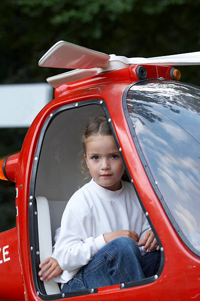 Jovem no vermelho Helicóptero - fotografia de stock