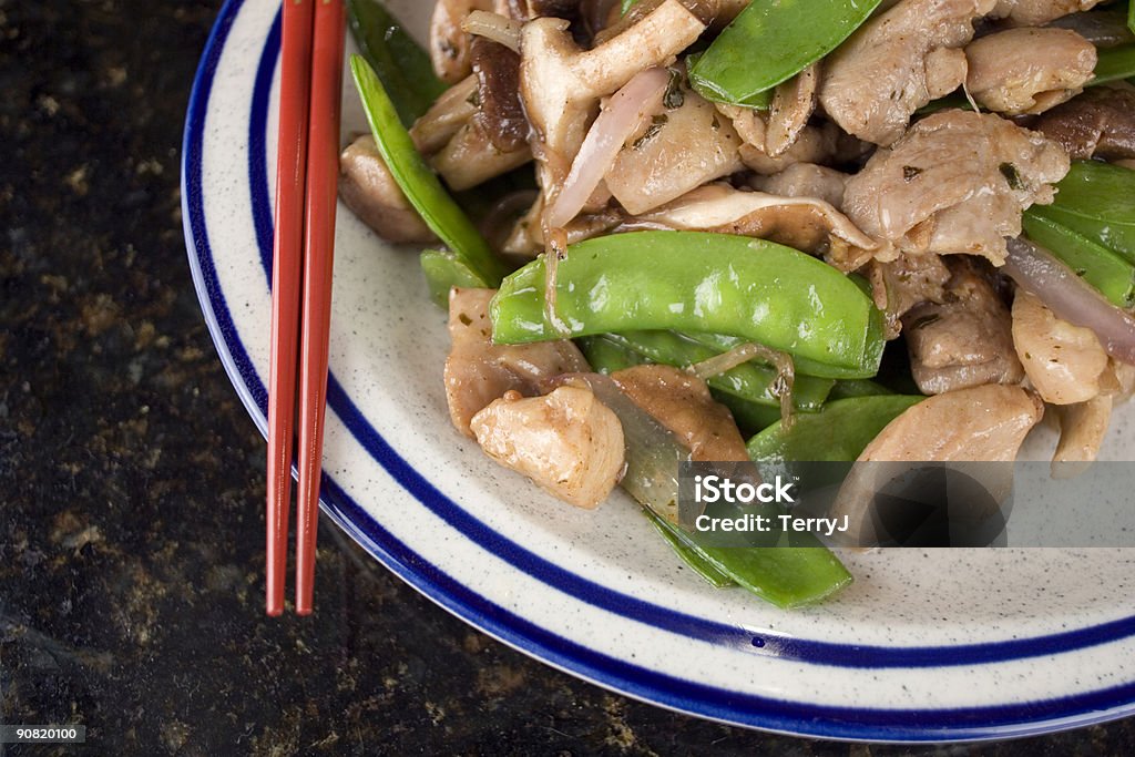 Pollo con nieve guisantes - Foto de stock de Seta Shiitake libre de derechos