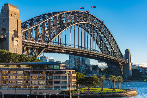 sydney harbour bridge an sonnigen tag - the rocks fotos stock-fotos und bilder