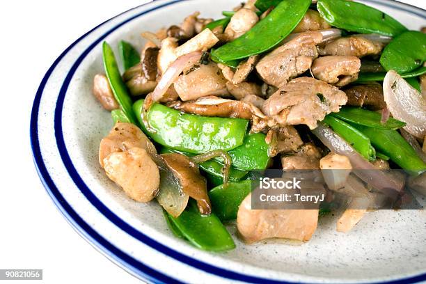 Frango Com Ervilhas Neve - Fotografias de stock e mais imagens de Alimentação Saudável - Alimentação Saudável, Almoço, Carne