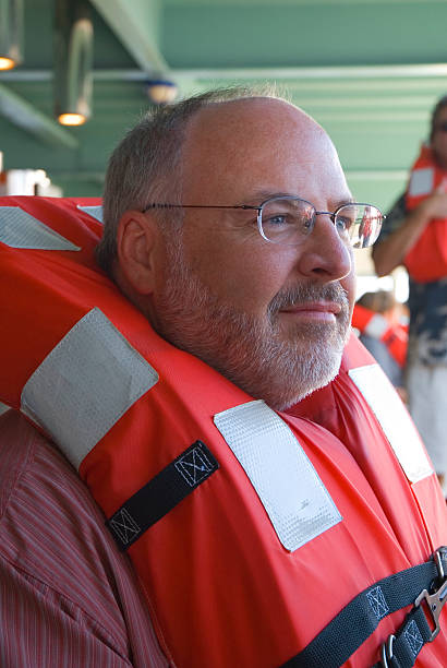 hombre usando un crucero chaleco de vida - life jacket cruise ship life belt safety fotografías e imágenes de stock