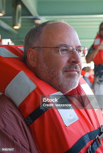 Homem Com Um Navio De Cruzeiro Vida Colete - Fotografias de stock e mais imagens de Barco de Cruzeiro - Barco de Cruzeiro, Colete Salva-Vidas, Homens