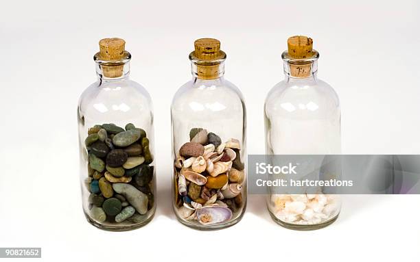 Photo libre de droit de Bouteilles banque d'images et plus d'images libres de droit de Coquille et coquillage - Coquille et coquillage, En verre, Médicament