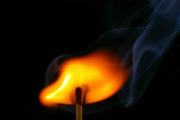 accendere (col fuoco) corrisponde & fumo - accendere (col fuoco) foto e immagini stock