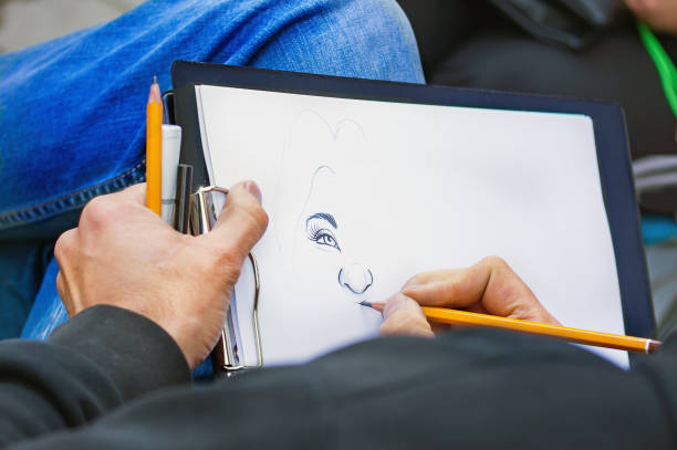 mani dell'uomo con matite che disegnano il ritratto della donna - caricatura foto e immagini stock