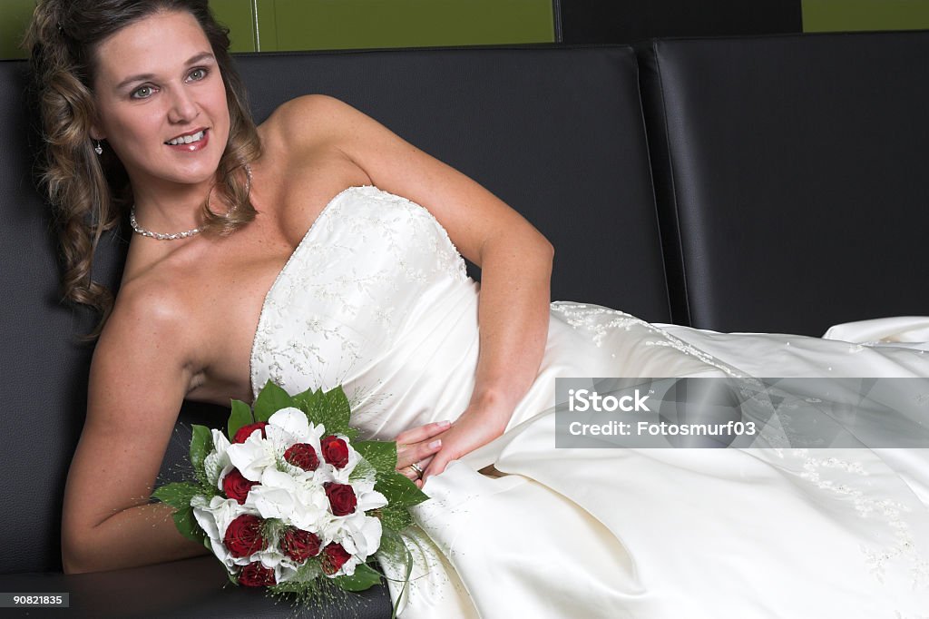 Rilassante sposa - Foto stock royalty-free di Abbigliamento formale