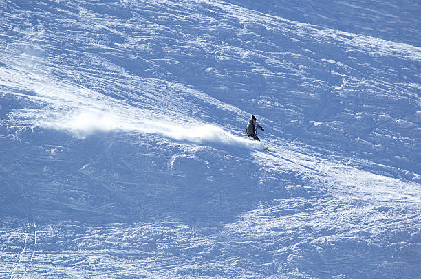 山スキーヤーの丘にキープします。 - powder snow skiing agility jumping ストックフォトと画像