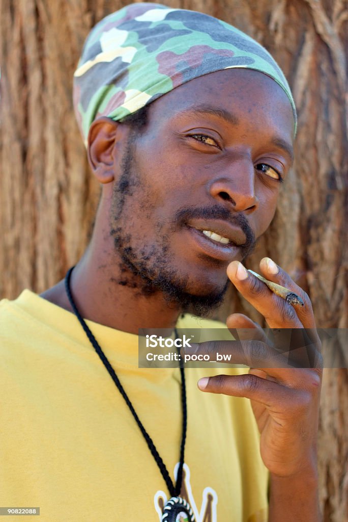 marijuana rastafári fumantes - Foto de stock de Fumar royalty-free