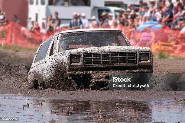 Mud Bogging Stockfoto und mehr Bilder von Kleinlastwagen - Kleinlastwagen, Schlamm, Bewegung