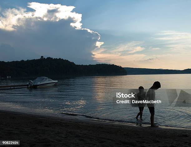 Jungen Auf Dem Strand Stockfoto und mehr Bilder von Abenddämmerung - Abenddämmerung, Anlegestelle, Bootssteg