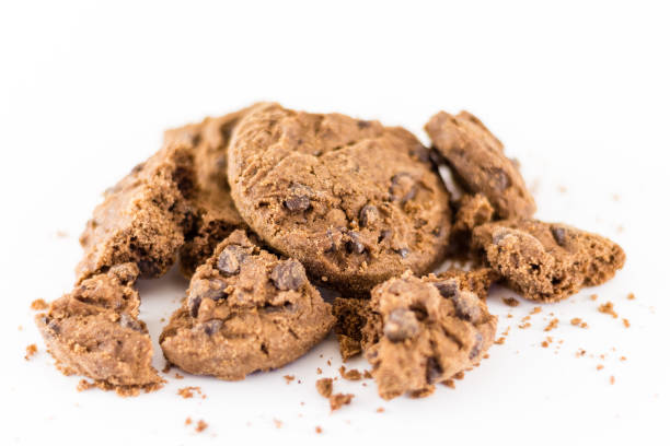 白い背景に分離されたチョコレート チップ クッキー - chocolate chip chocolate chip cookie cookie brown ストックフォトと画像
