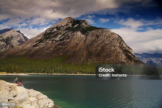 ロッキー山脈の釣り人 - カナダのストックフォトや画像を多数ご用意 - カナダ, カラー画像, バンフ