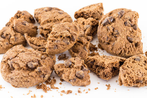 白い背景に分離されたチョコレート チップ クッキー - chocolate chip chocolate chip cookie cookie brown ストックフォトと画像