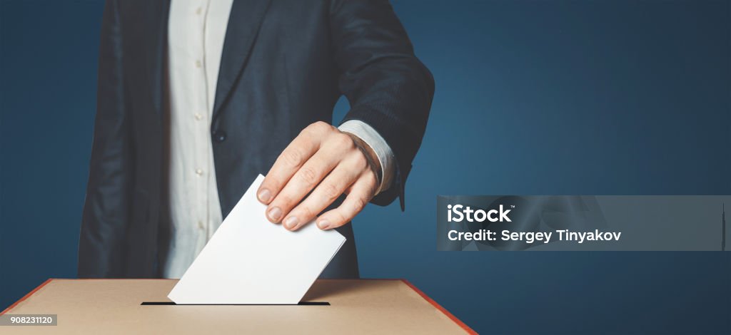 Caja de Voiter poner papeletas en la votación de hombre. Concepto de libertad de la democracia - Foto de stock de Votar libre de derechos