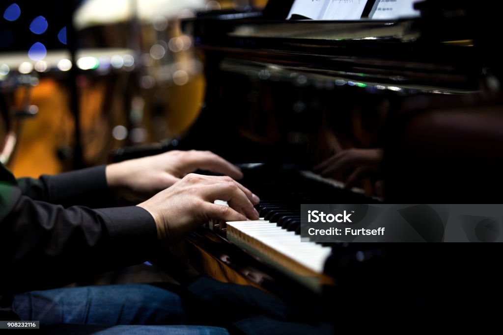 Las manos de un músico tocando el piano - Foto de stock de Pianista libre de derechos