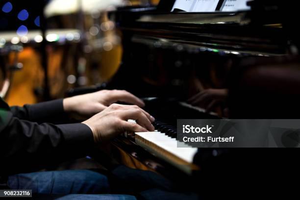 Las Manos De Un Músico Tocando El Piano Foto de stock y más banco de imágenes de Pianista - Pianista, Orquesta, Piano
