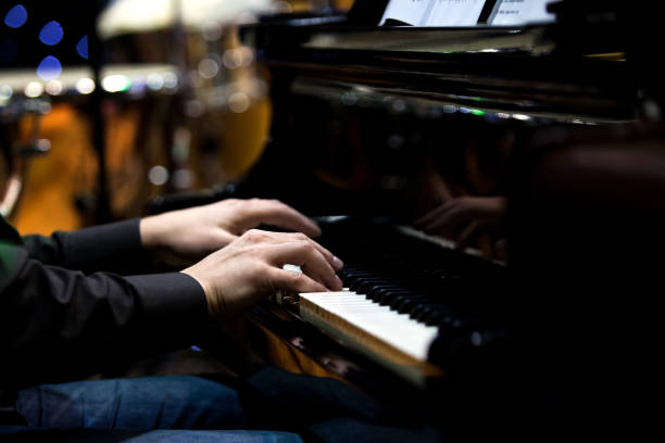 le mani di un musicista che suona il pianoforte - piano piano key orchestra close up foto e immagini stock