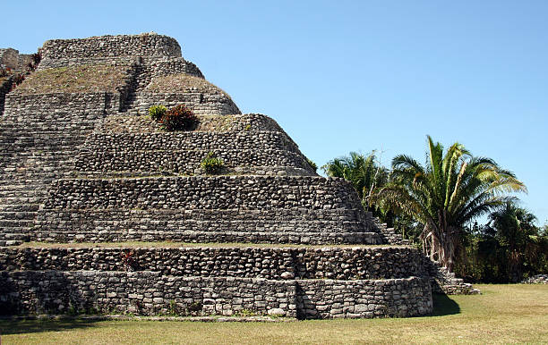 chacchoben rovine maya in messico - chacchoben foto e immagini stock