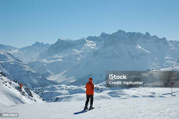 Foto de Lonely Esquiador e mais fotos de stock de Alpes europeus - Alpes europeus, Azul, Beleza natural - Natureza