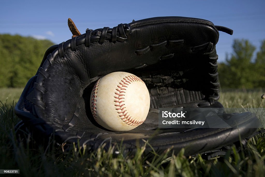 Baseball et paire de gants noirs - Photo de Attraper libre de droits