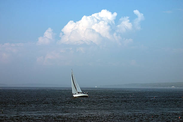 Barco a vela e formação de Nuvem - foto de acervo