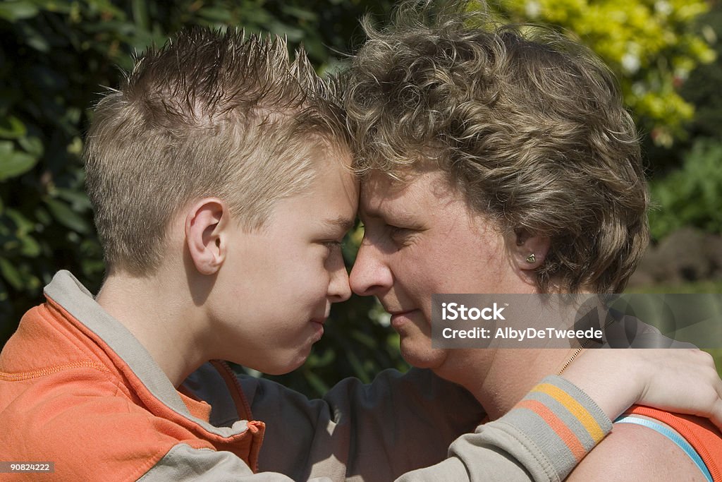 Мама и ее сын близко друг к другу - Стоковые фото Близость роялти-фри