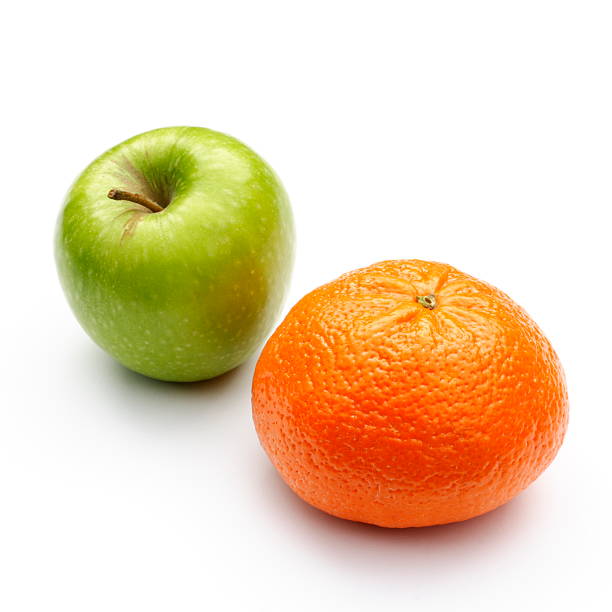 apple e arancione - comparison apple orange isolated foto e immagini stock