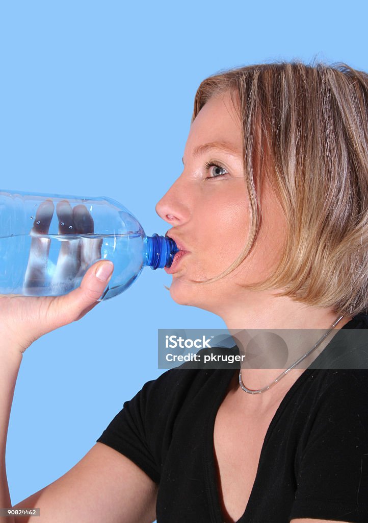 Ragazza acqua potabile - Foto stock royalty-free di Abbigliamento sportivo