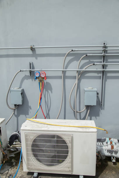 system klimatyzacji centralnej ustawiony na dachu budynku izespomnienie do napełniania klimatyzatorów. - furnace lighting technique air conditioner repairing zdjęcia i obrazy z banku zdjęć