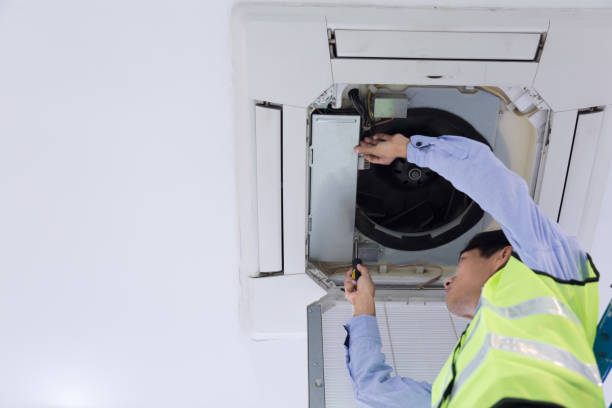 technicien vérifie climatiseur. - air conditioner electricity repairing furnace photos et images de collection