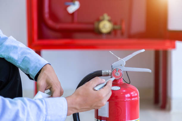 ingeniero inspección extintor y manguera de fuego. - fire extinguisher office safety protection fotografías e imágenes de stock