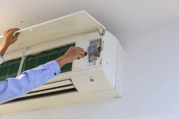 técnico reparación de aire acondicionado en la pared. - furnace lighting technique air conditioner repairing fotografías e imágenes de stock