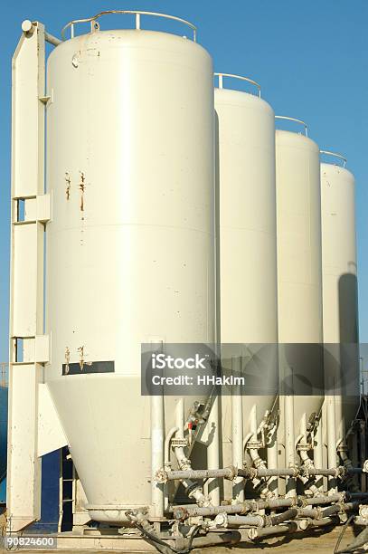 Foto de Indústria Branco Silos e mais fotos de stock de Compartimento de armazenamento - Compartimento de armazenamento, Depósito, Silo - Edifício agrícola