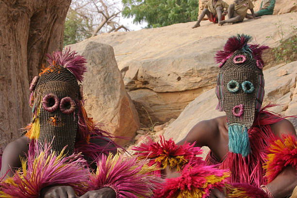 dogon dancers con perline maschere - dogon tribe foto e immagini stock