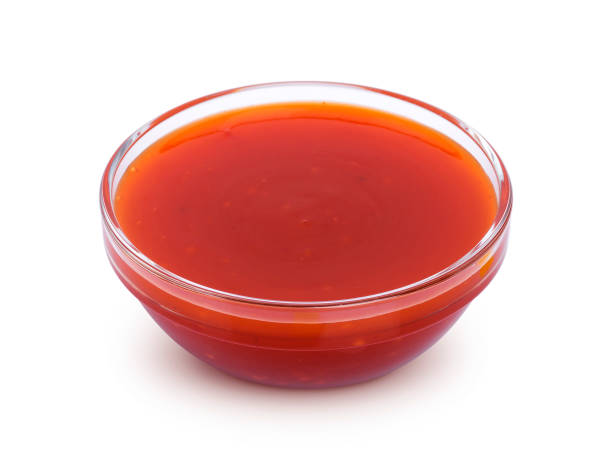 salsa piccante al peperoncino isolata su sfondo bianco - 2605 foto e immagini stock