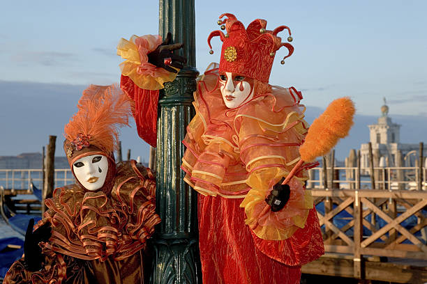 zwei masken mit harlekin kostümen im karneval in venedig - jester harlequin carnival venice italy stock-fotos und bilder