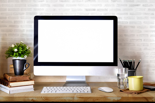 Espacio de trabajo de maqueta, escritorio y pantalla en blanco monitor de escritorio y material de oficina. photo