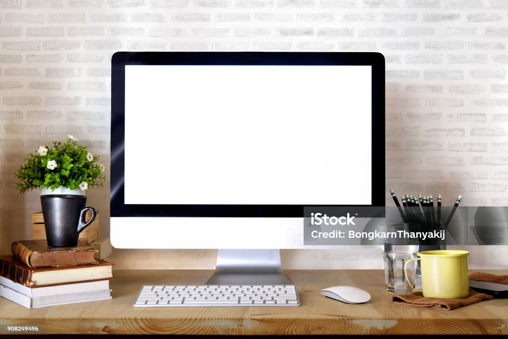 Espaço de trabalho de maquete, Desktop e computador desktop de monitor de tela em branco e material de escritório. - Foto de stock de Escrivaninha royalty-free