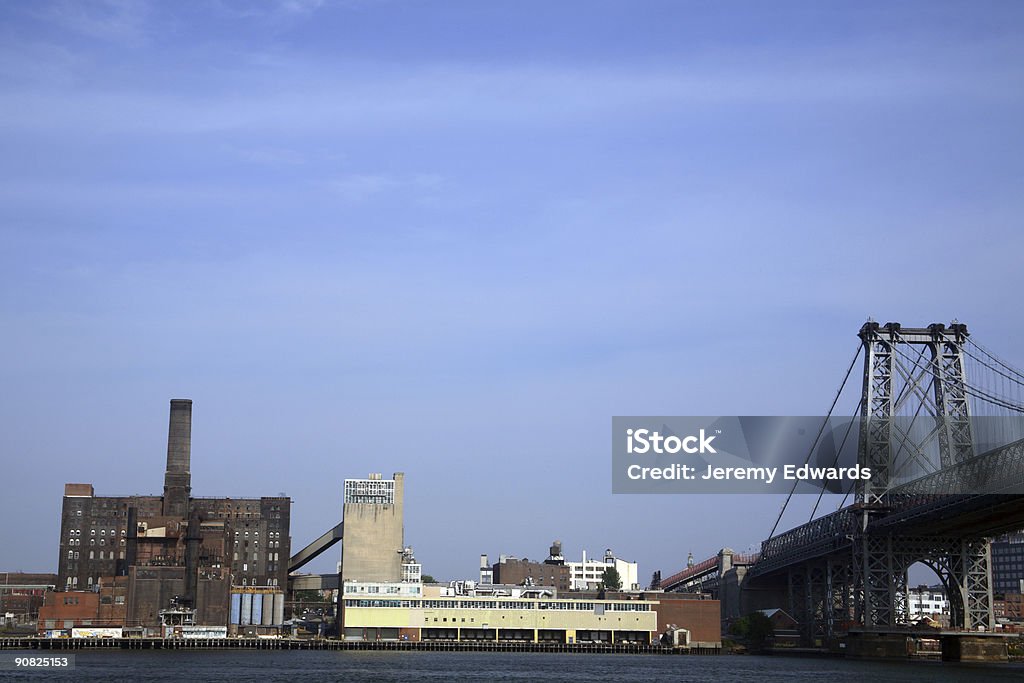 Industriale skyline di Brooklyn e a Williamsburg Bridge - Foto stock royalty-free di Brooklyn - New York