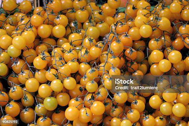 Foto de Tomate Amarelo e mais fotos de stock de Arranjar - Arranjar, Barraca de Mercado, Caule