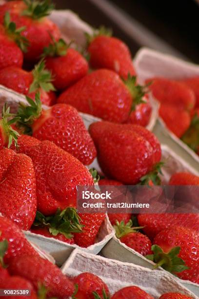 Morangos Orgânicos Em Punnets - Fotografias de stock e mais imagens de Arranjar - Arranjar, Banca de Mercado, Cesta de Fruta